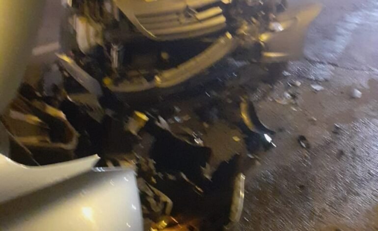 CRIANÇAS feridas em colisão frontal