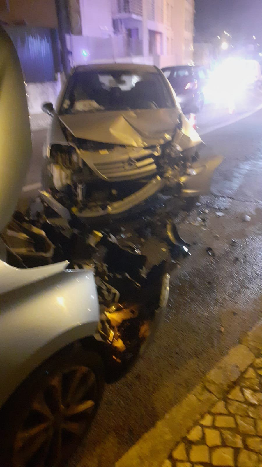 CRIANÇAS feridas em colisão frontal