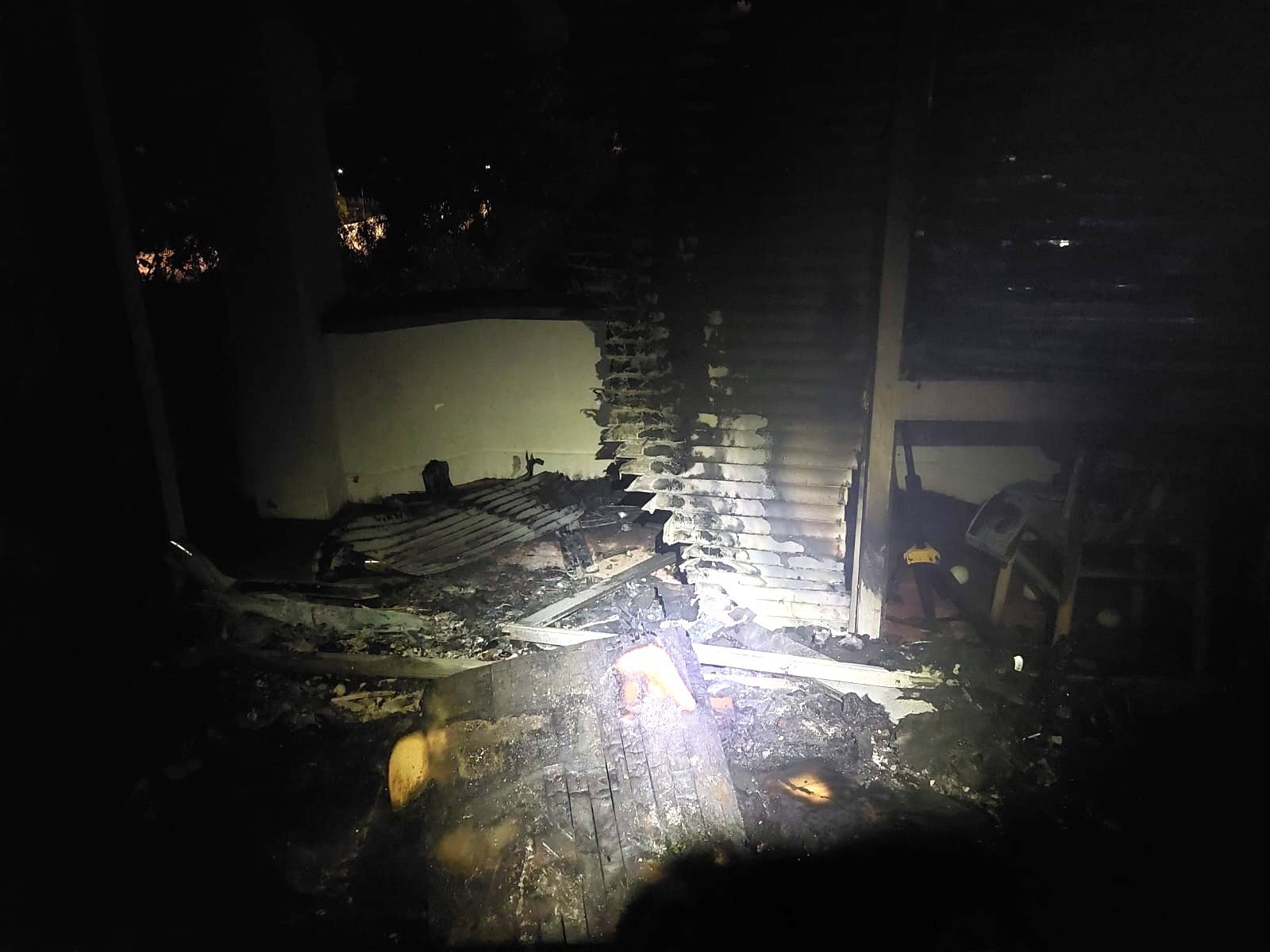 INCÊNDIO deixa apartamento inabitável no Outeiro da Vela