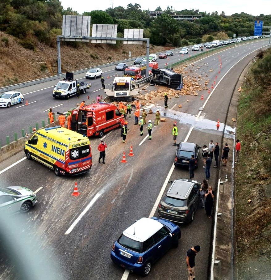 CAMIÃO despista-se e larga pedregulhos na A5 em Alcabideche