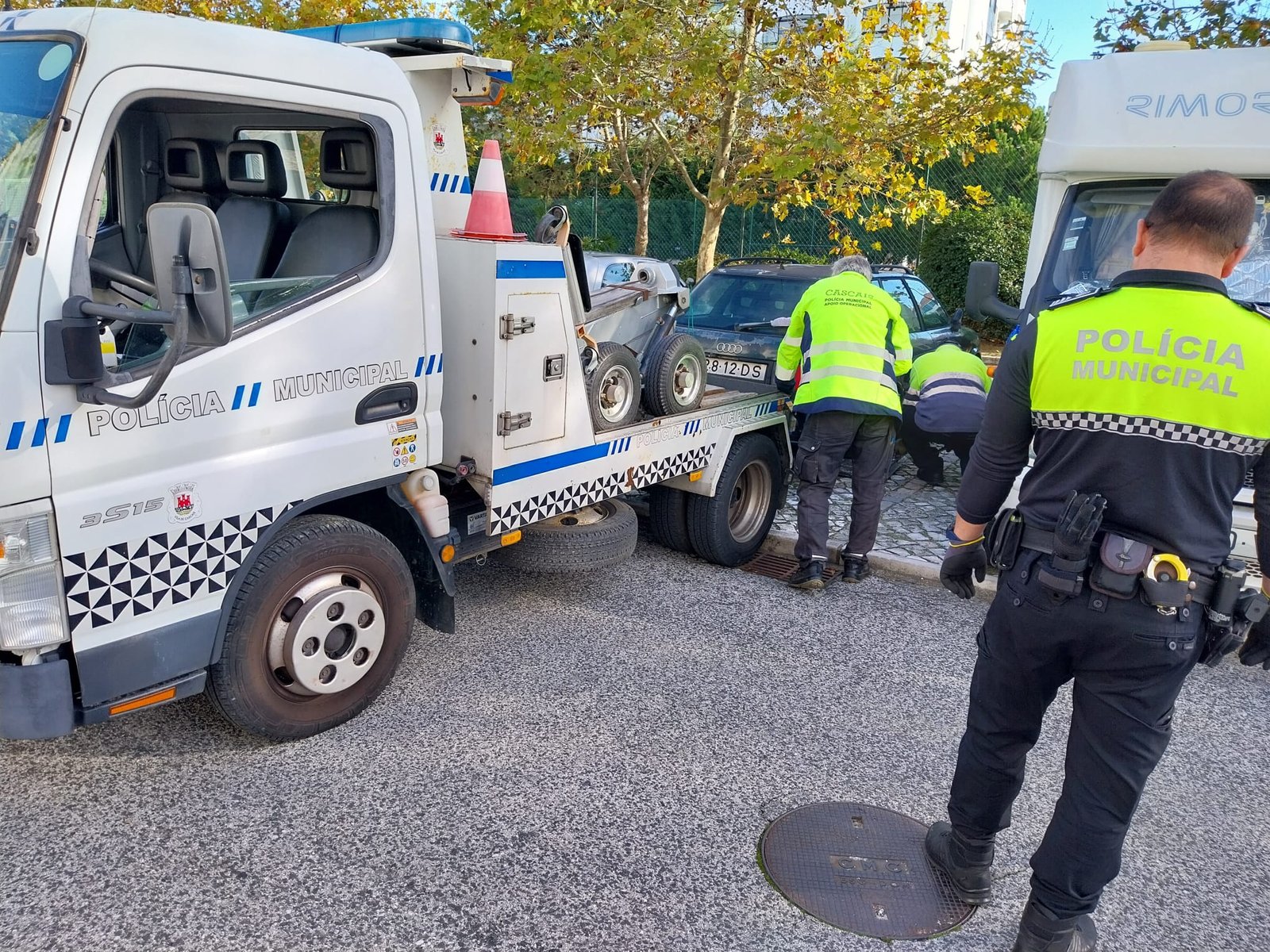 MEGAOPERAÇÃO da Polícia Municipal e PSP remove veículos abandonados na via pública