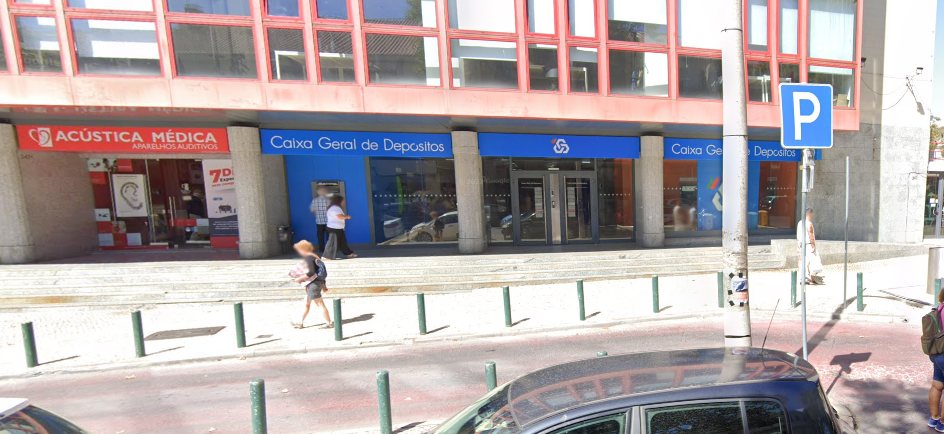 EX-ADVOGADO sem abrigo encontrado morto  na Caixa Geral de Depósitos de Cascais