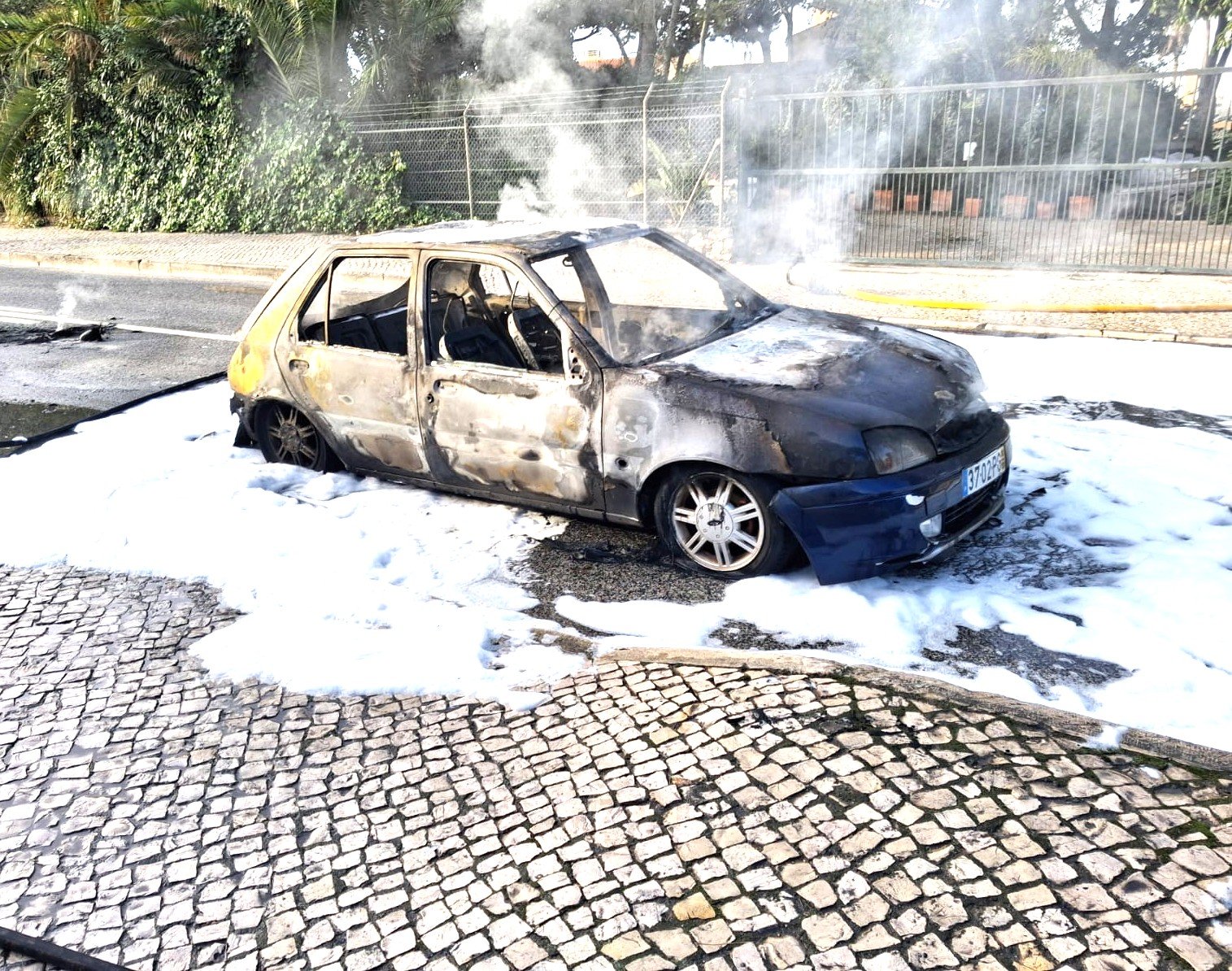 CARRO em circulação destruído pelo fogo