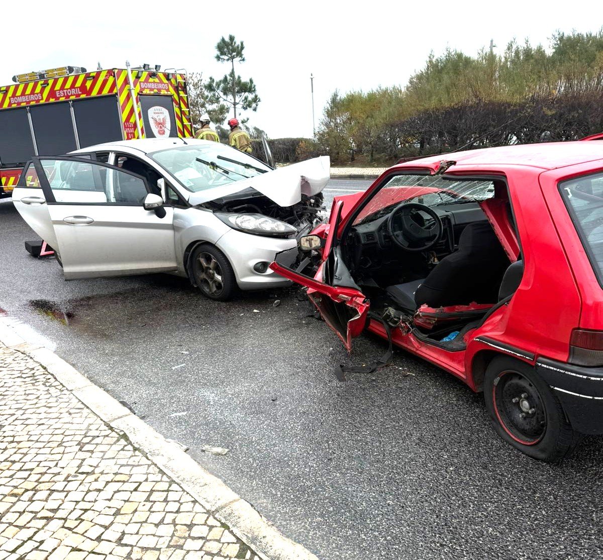 COLISÃO frontal fez cinco feridos, dois deles graves, na Marginal em São Pedro do Estoril