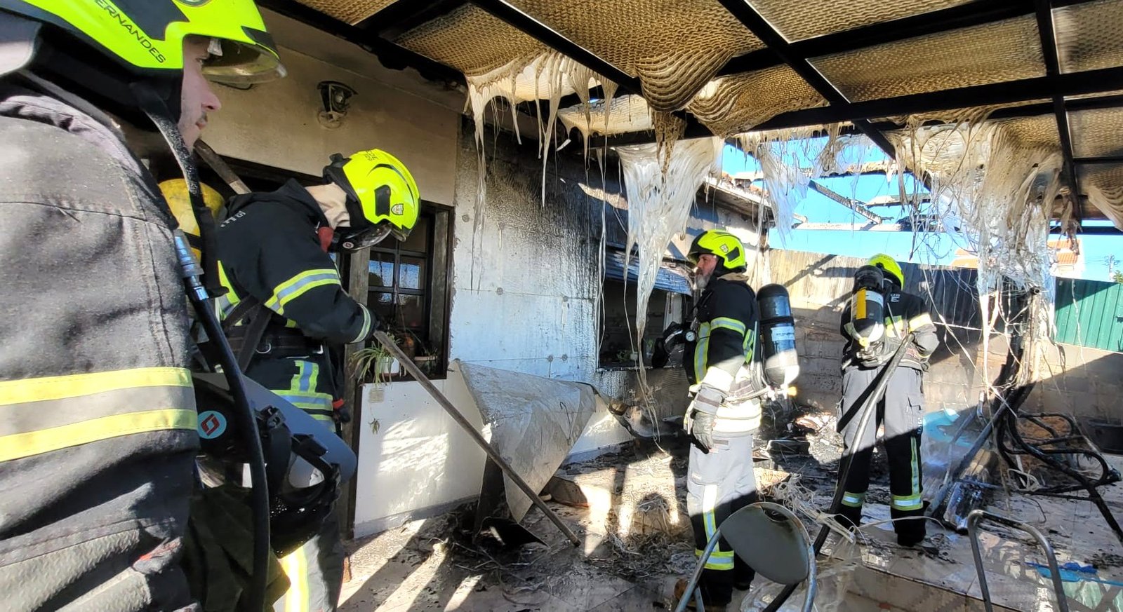 BOMBEIROS de Parede confinam fogo a marquise e impedem destruição de vivenda