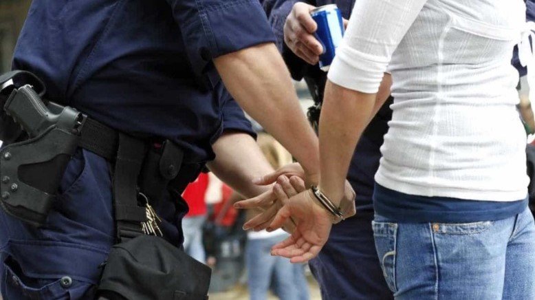 MALTRATAVA a mãe que recusava vender casa e foi detida após informar a PSP que “tinha vontade de a matar”