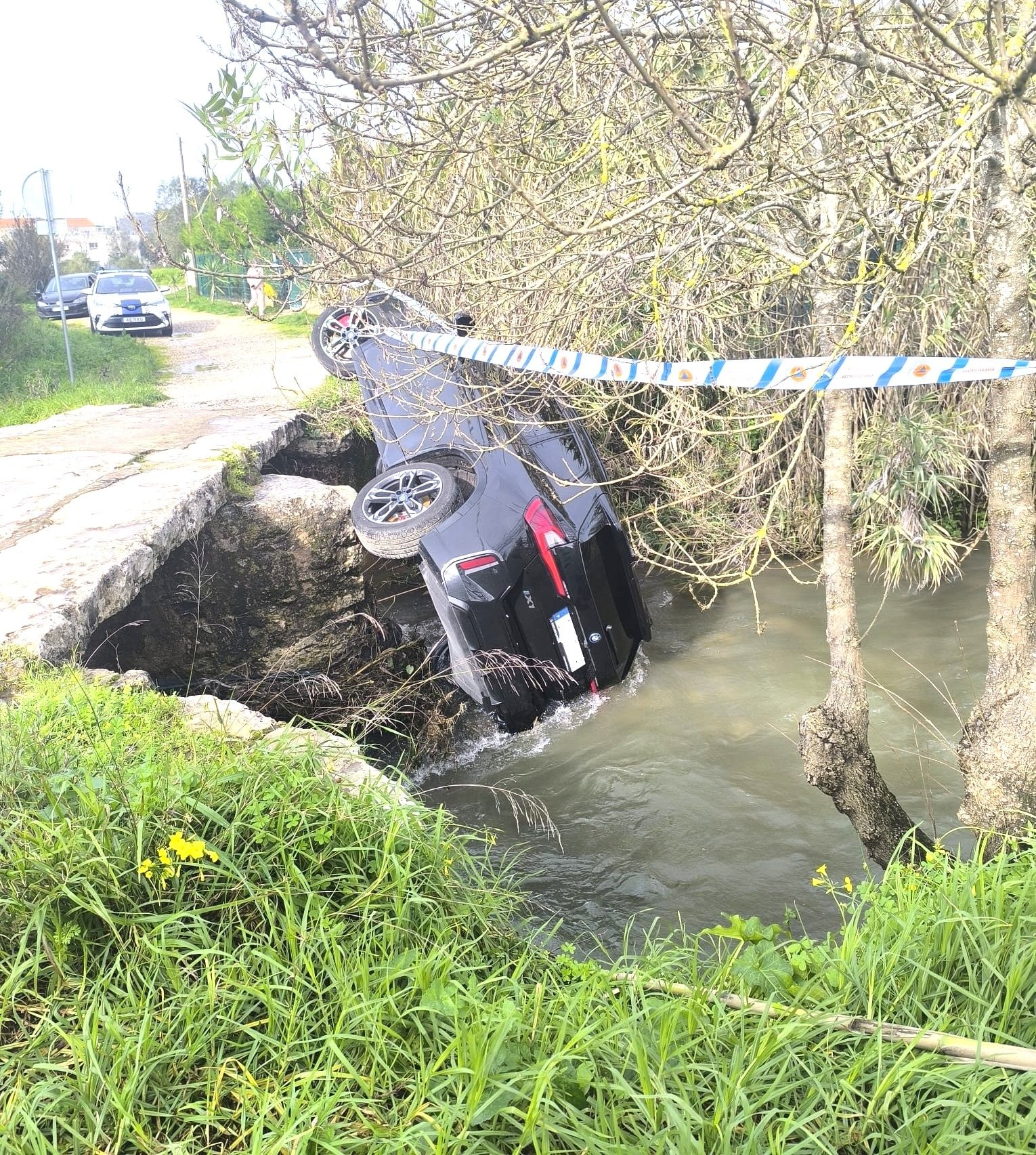 BMW caiu em ribeira depois de condutor não ter respeitado sinal de proibição
