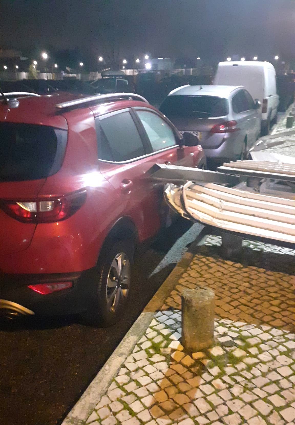 KRISTIN fez voar cobertura da cooperativa Horizonte e atingiu veículos e recinto da escola Matilde Rosa Araújo. C/ Vídeos