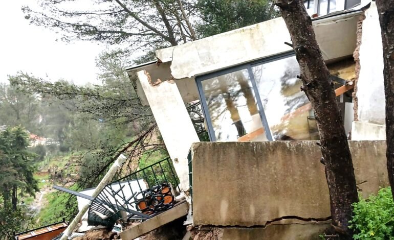 DESLIZAMENTO de terras provoca derrocada parcial de moradia e põe outra em risco