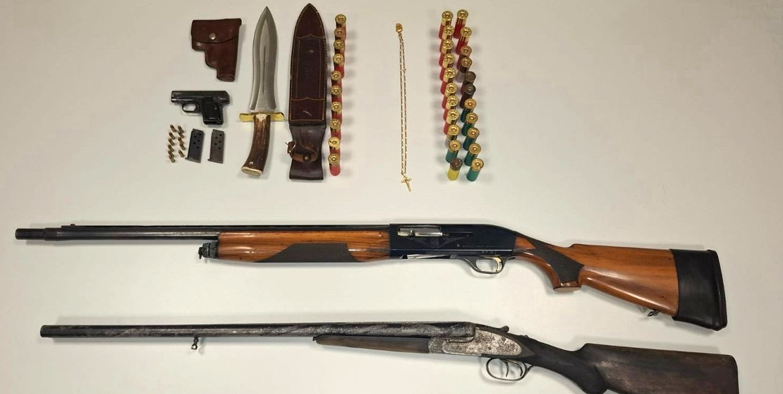 INVESTIGADORES da PSP apanham armas a suspeitos que vinham do Ribatejo burlar idosas em Cascais