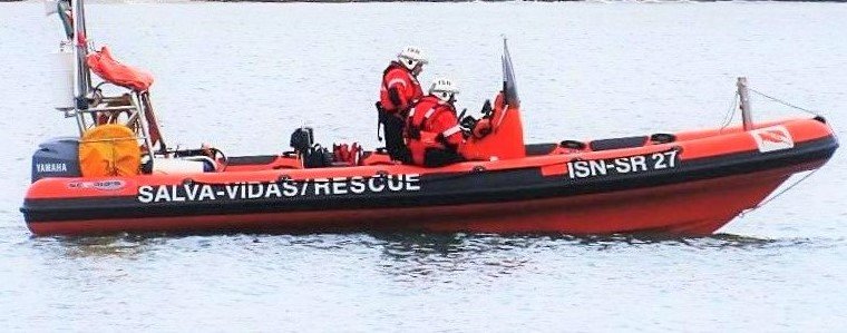 CORPO a boiar na praia de Carcavelos é de mulher vista lançar-se da ponte sobre o Tejo
