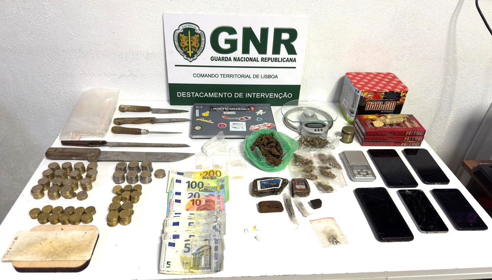 SUSPEITO de tráfico intercetado ao volante pelo Destacamento de Intervenção da GNR guardava em casa drogas e petardos